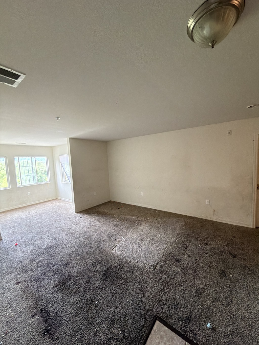 Same living room after furniture and household junk removal