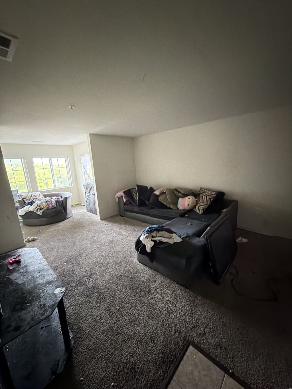 Living room before furniture and household junk removal